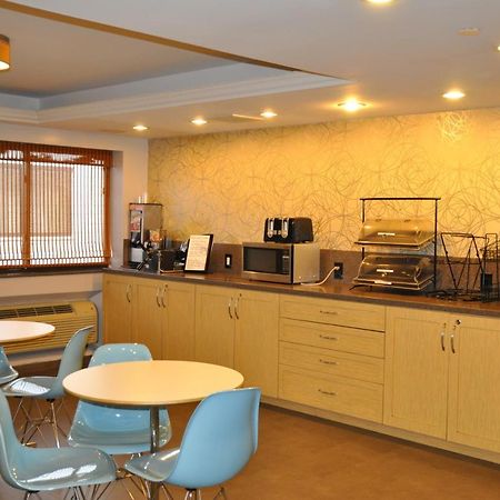 Ramada By Wyndham Staten Island New York City Exterior photo