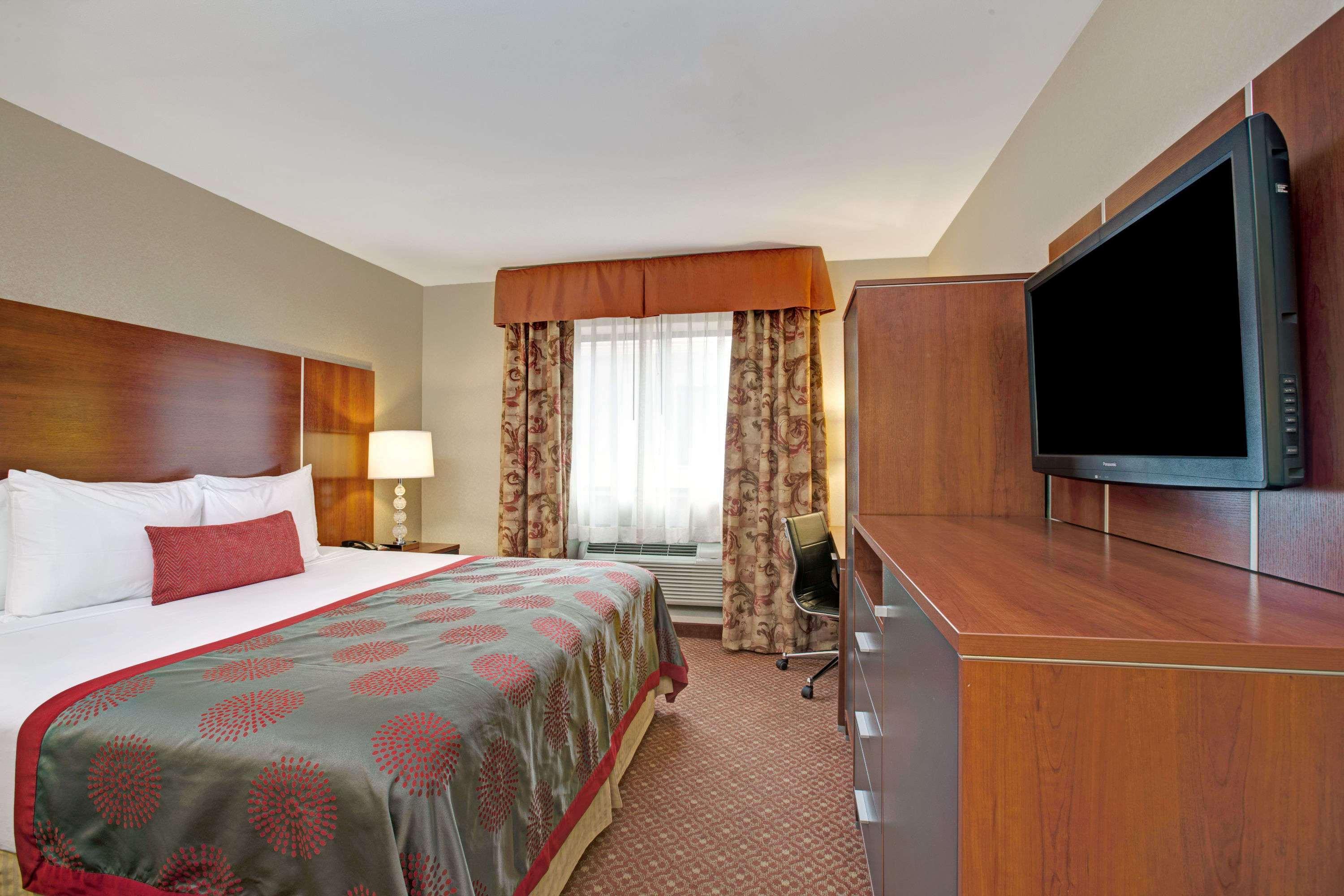 Ramada By Wyndham Staten Island New York City Exterior photo