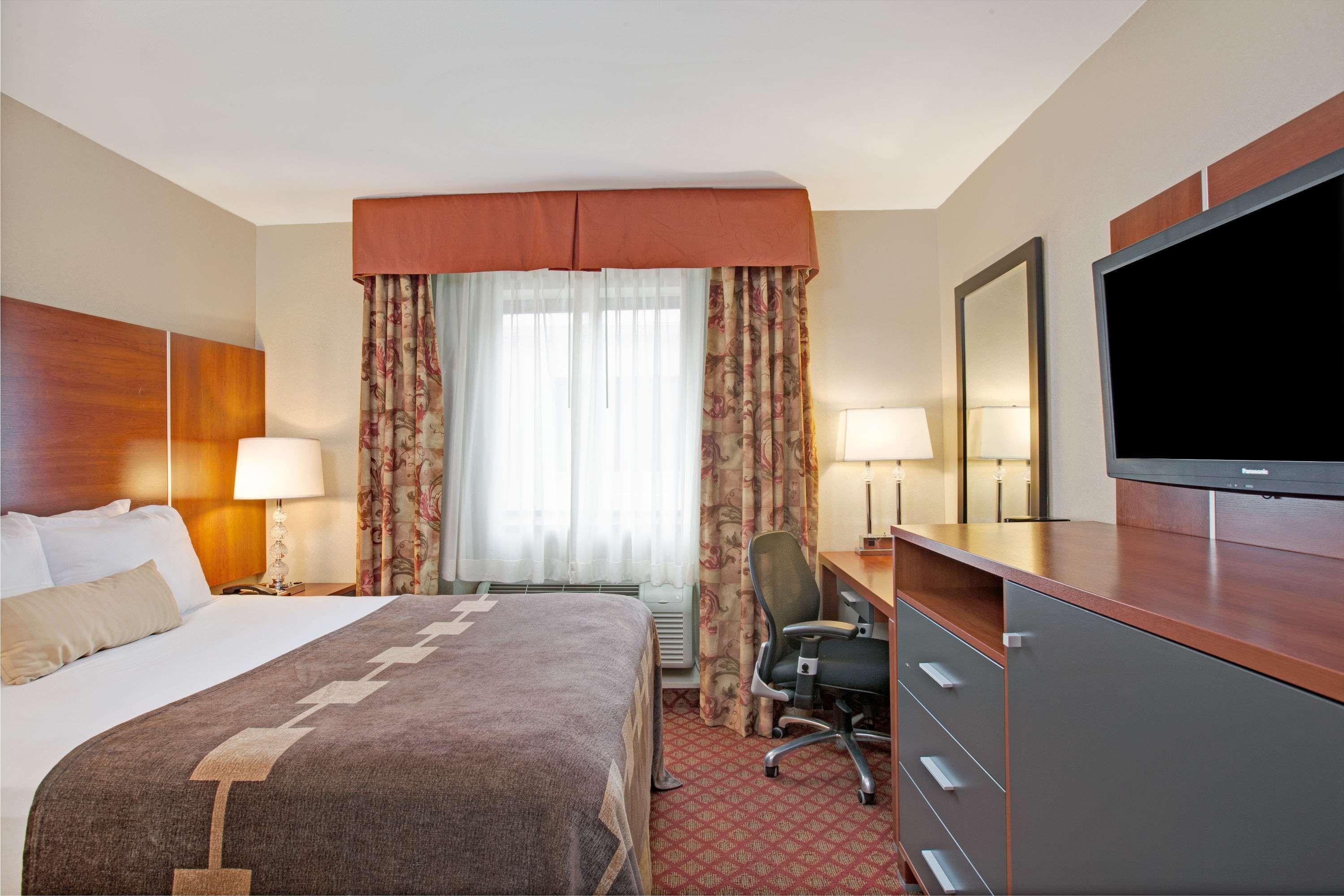 Ramada By Wyndham Staten Island New York City Exterior photo