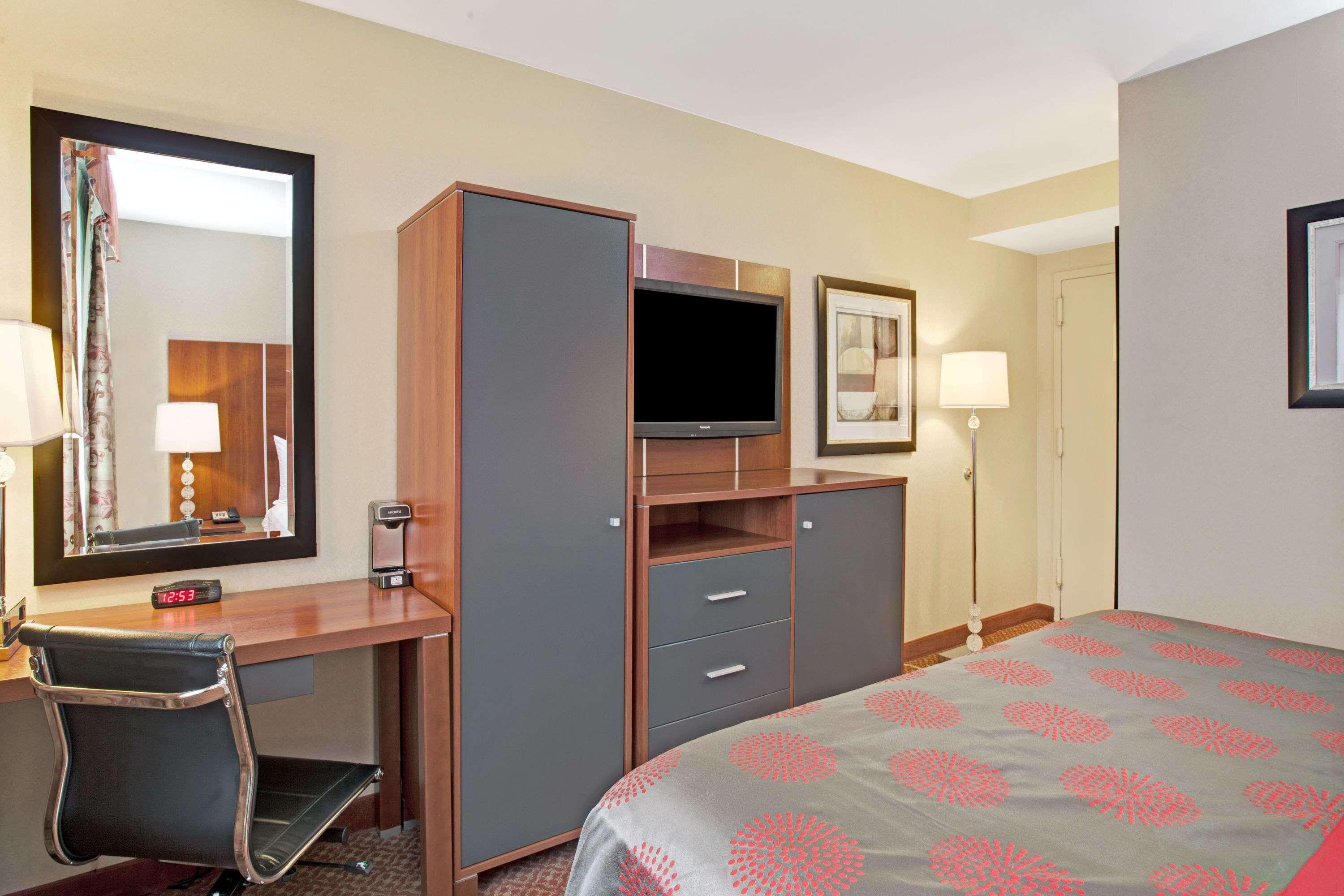 Ramada By Wyndham Staten Island New York City Exterior photo