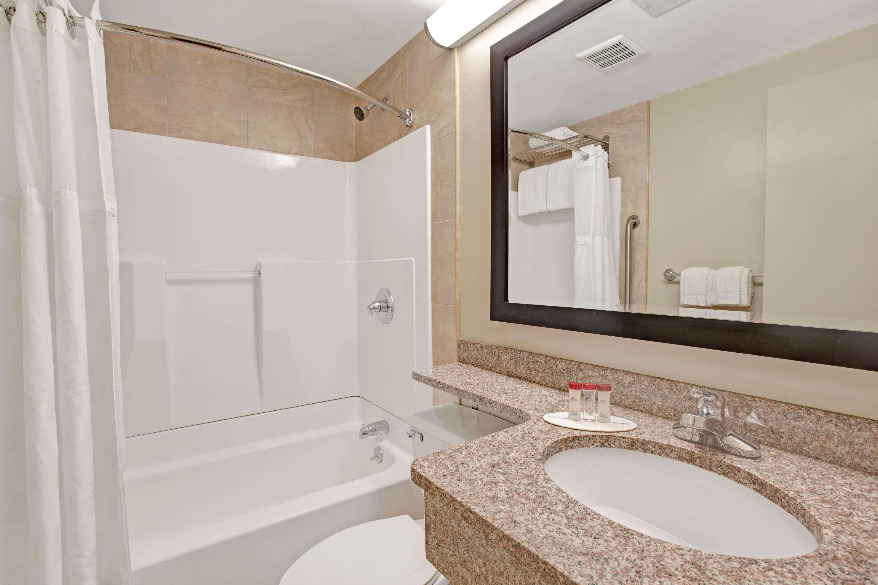 Ramada By Wyndham Staten Island New York City Exterior photo