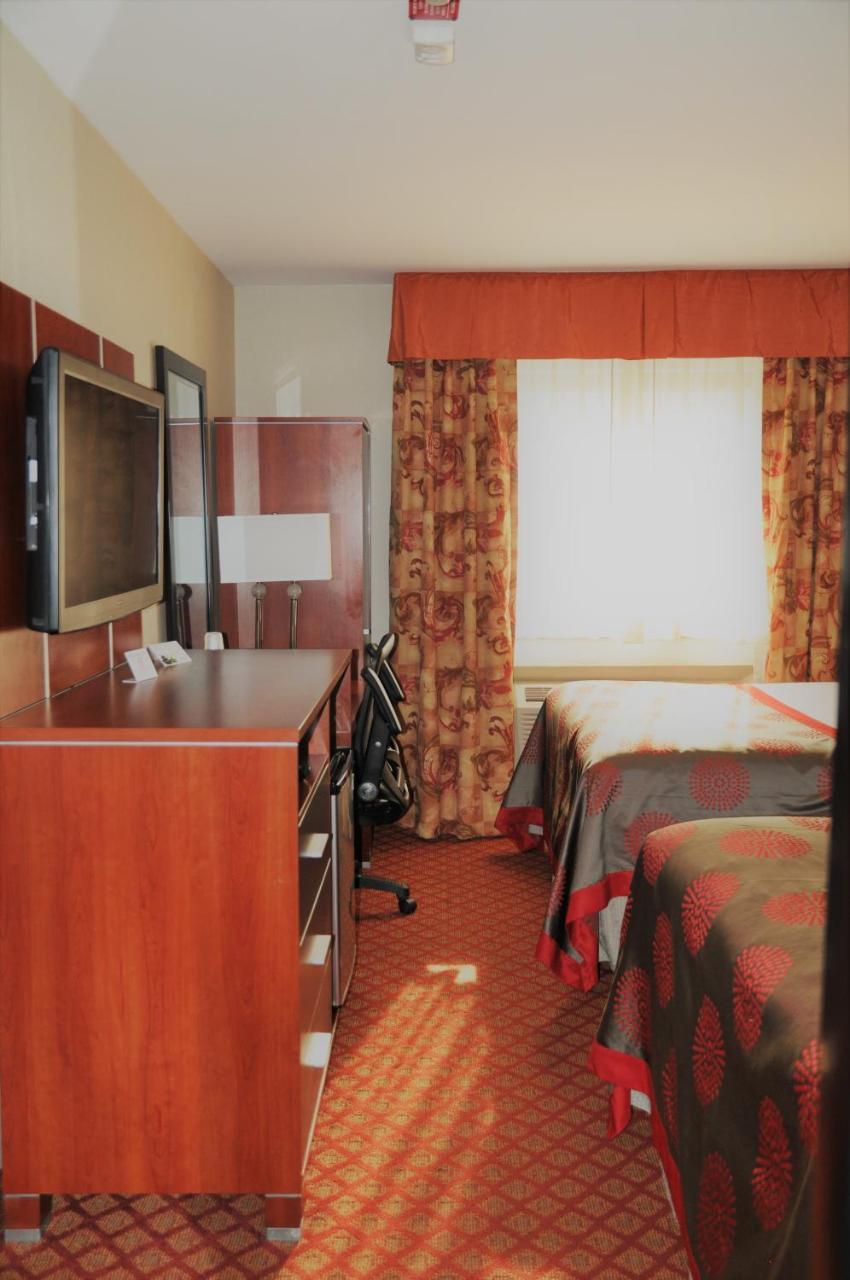 Ramada By Wyndham Staten Island New York City Exterior photo